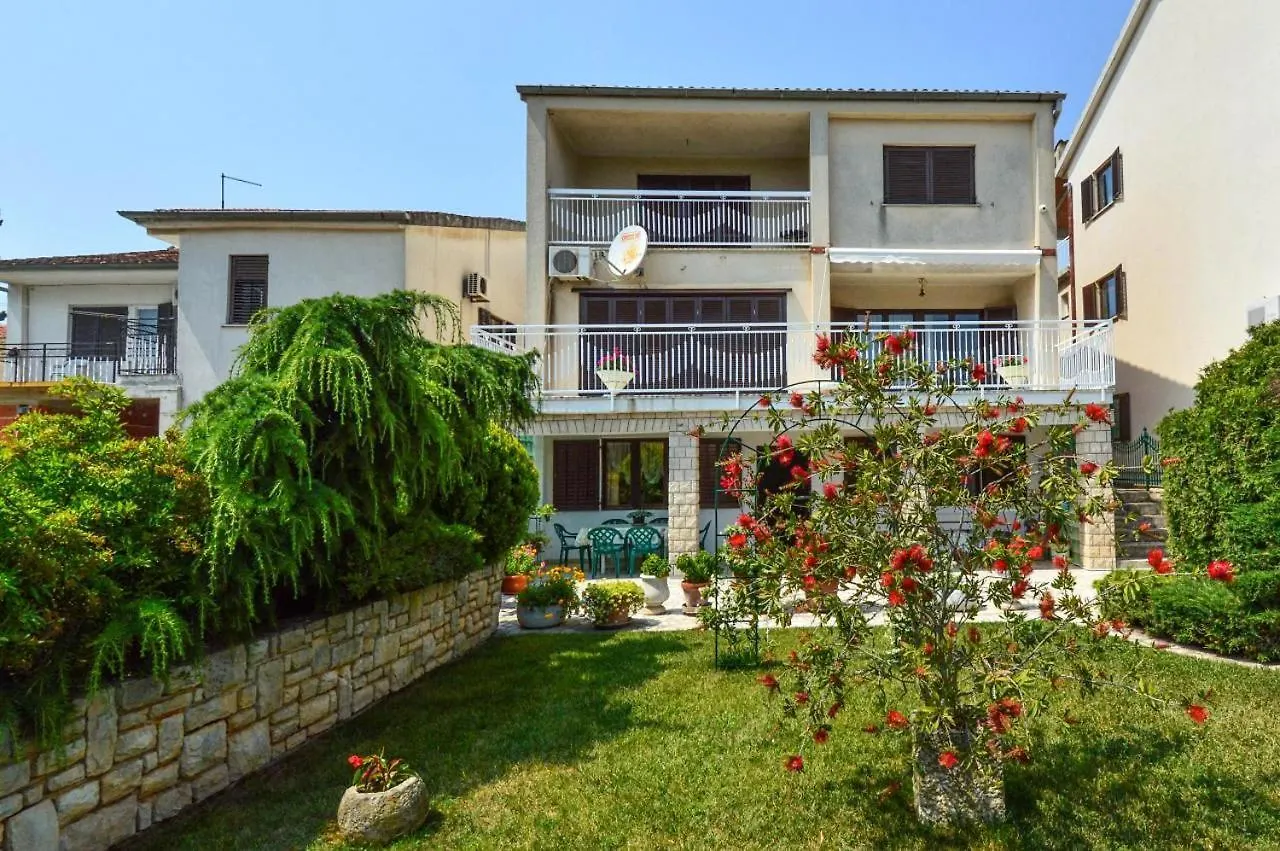 Apartments With A Parking Space Pula - 2252 Croatia