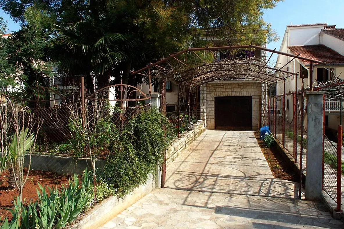 Apartments With A Parking Space Pula - 2252