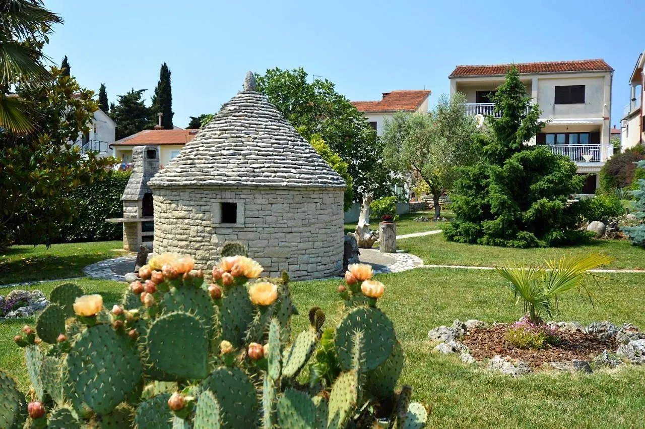 Apartments With A Parking Space Pula - 2252