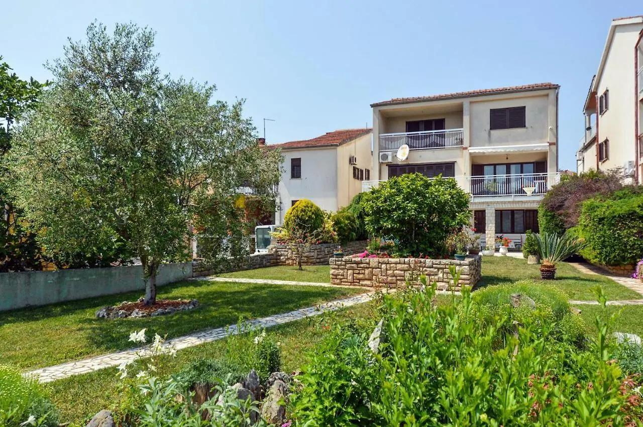 Apartments With A Parking Space Pula - 2252