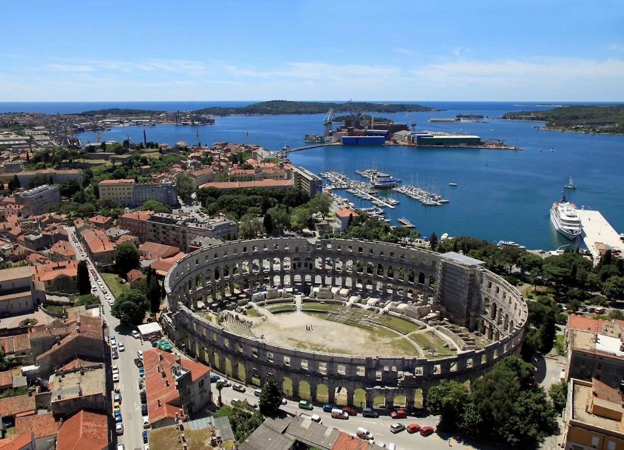 Apartments With A Parking Space Pula - 2252 Croatia