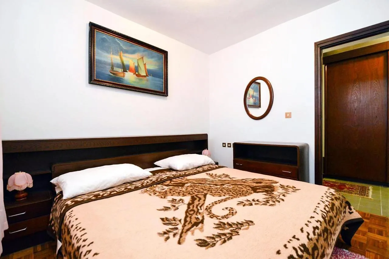 Apartments With A Parking Space Pula - 2252