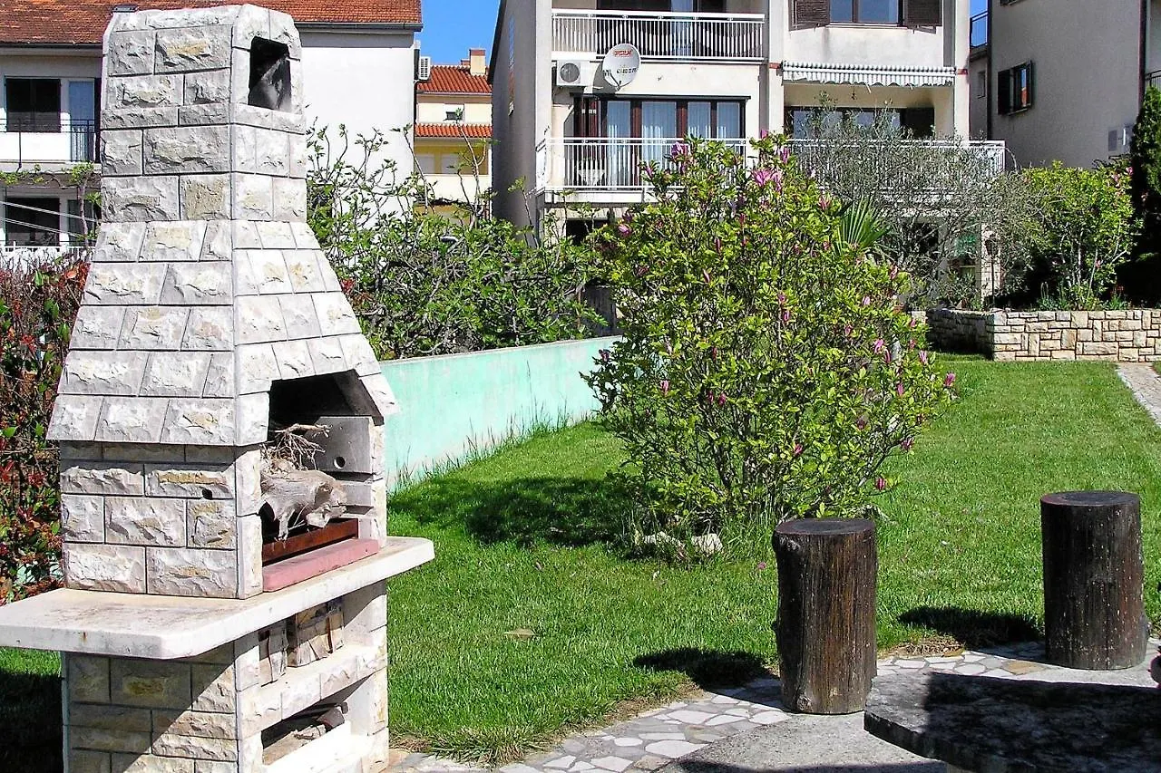 Apartments With A Parking Space Pula - 2252